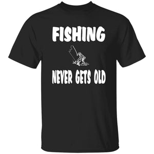 Fishing never gets old w t-shirt black